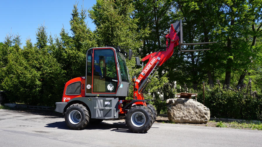 KMM nakladače, traktory, vysokozdvižné vozíky v Poľsku 06