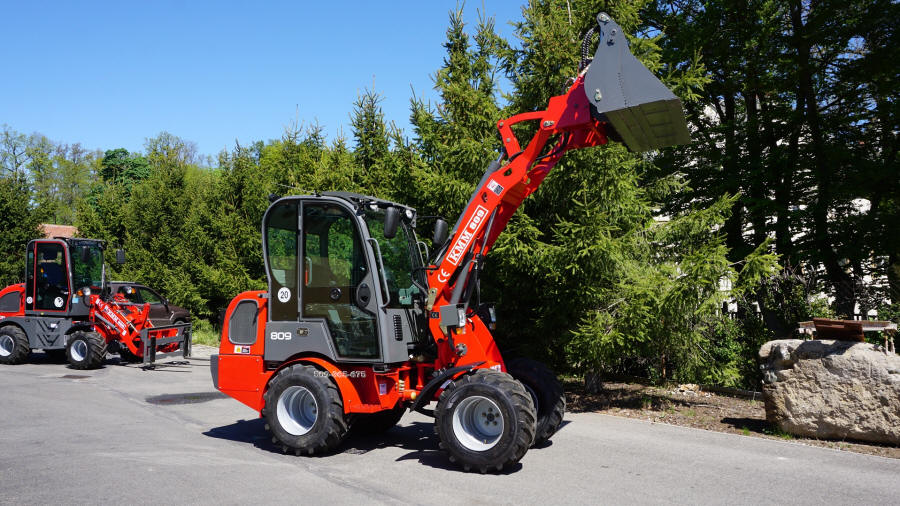 KMM nakladače, traktory, vysokozdvižné vozíky v Poľsku 08